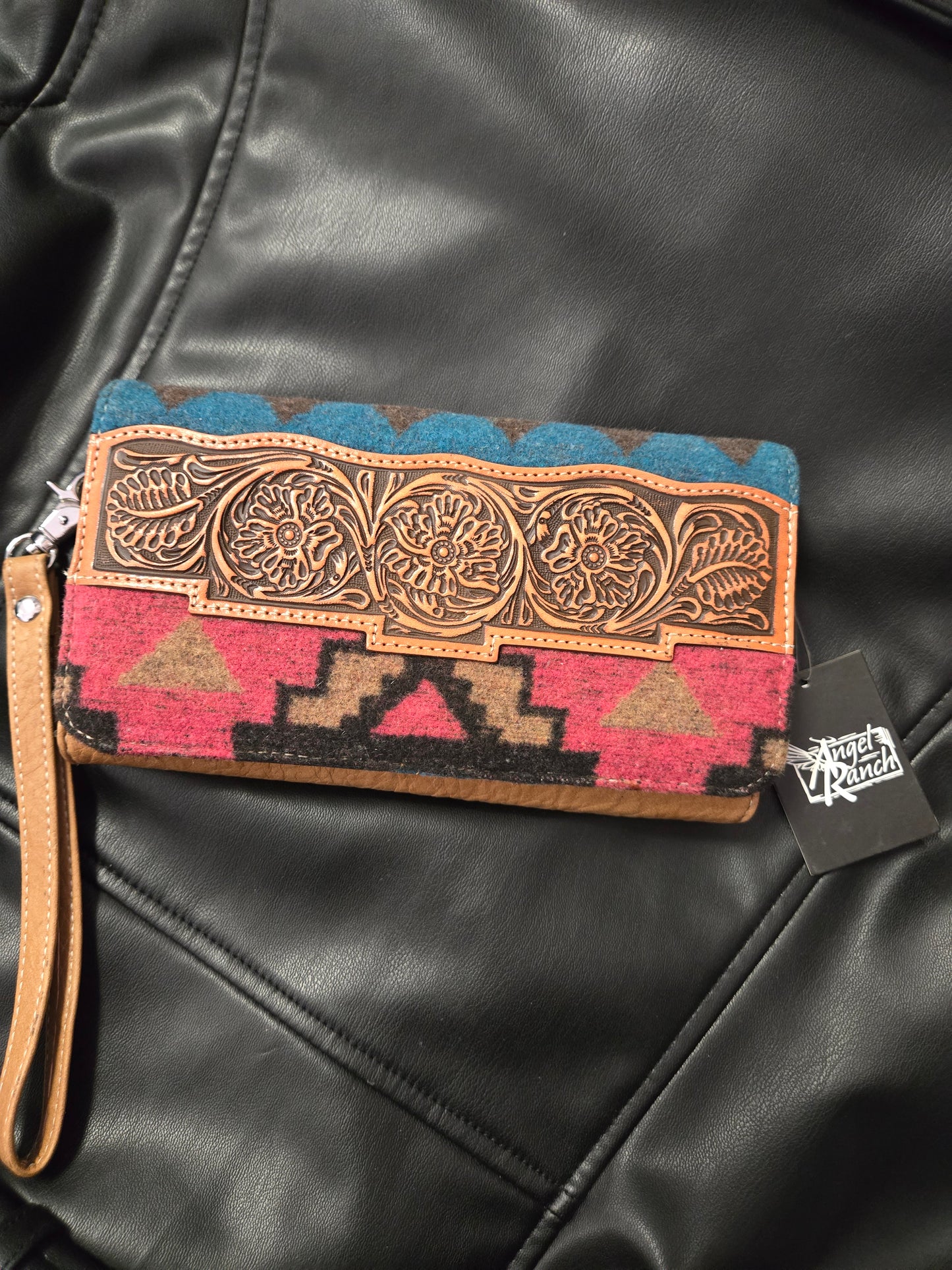 NEW Ladies Blanket /Carved Wallet