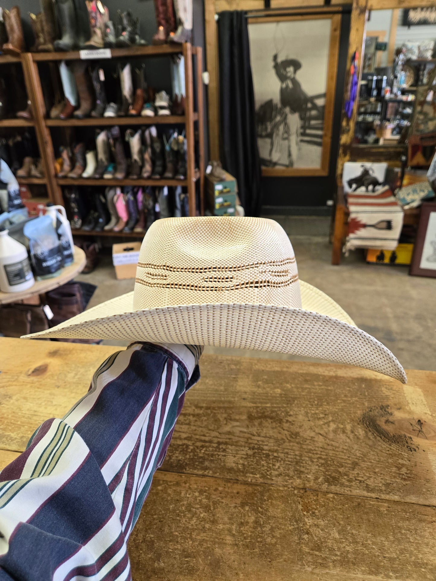 Ariat Straw Hat/ Like NEW NO BAND