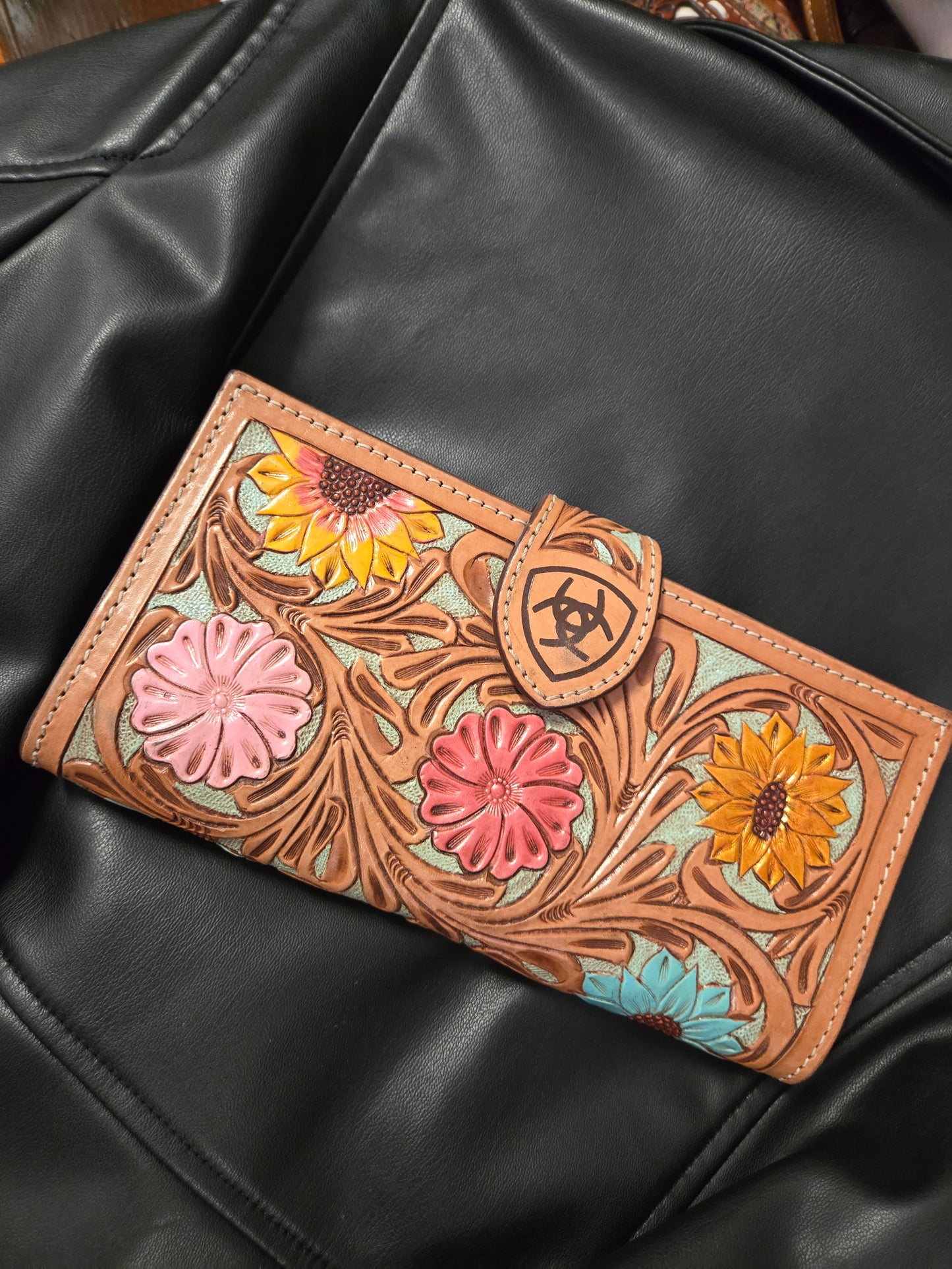 NEW Ladies Floral/ Carved Wallet