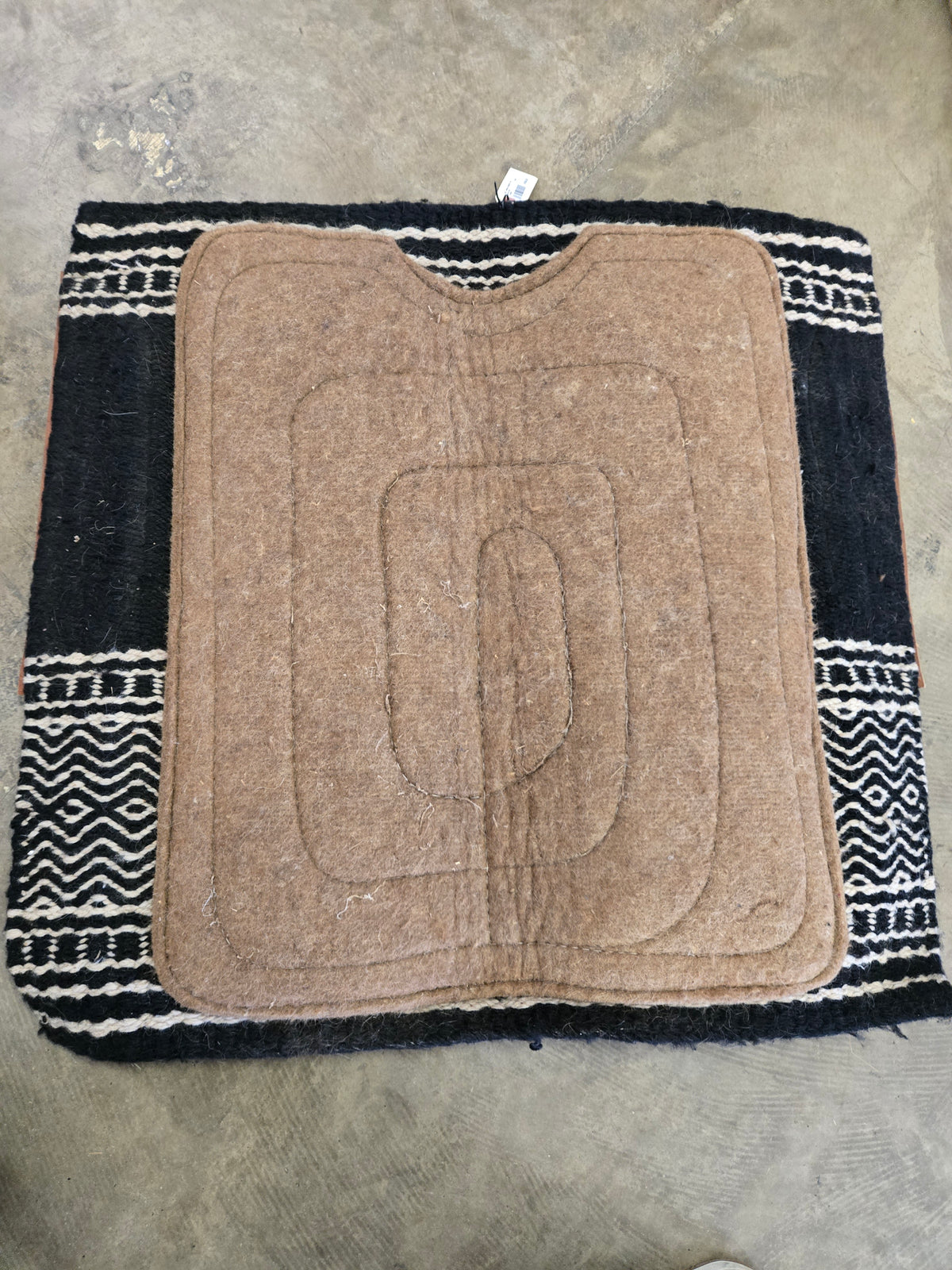 Blk-White Blanket Top Felt Pad