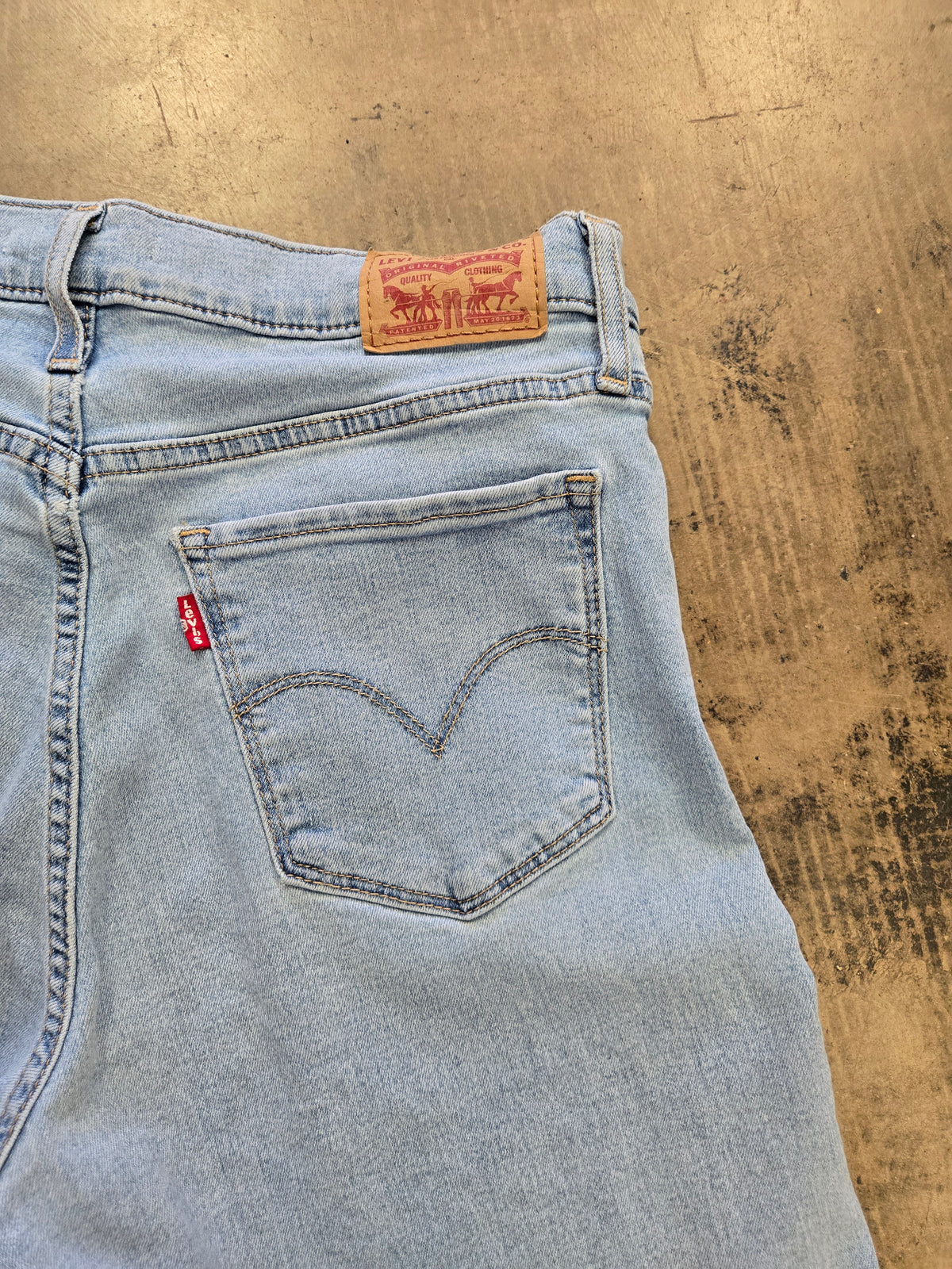 Ladies Wide Leg Levis Jeans Light Wash