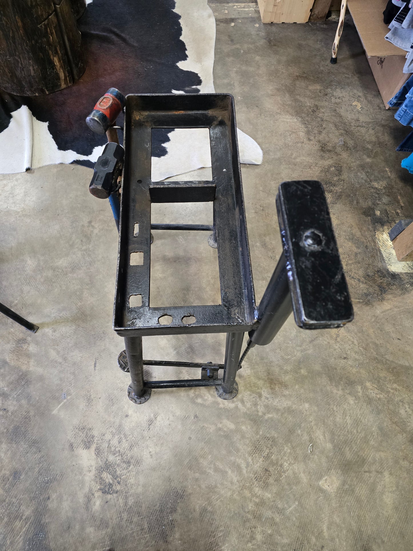 Anvil Stand With Vice 2 Shaping Hammers