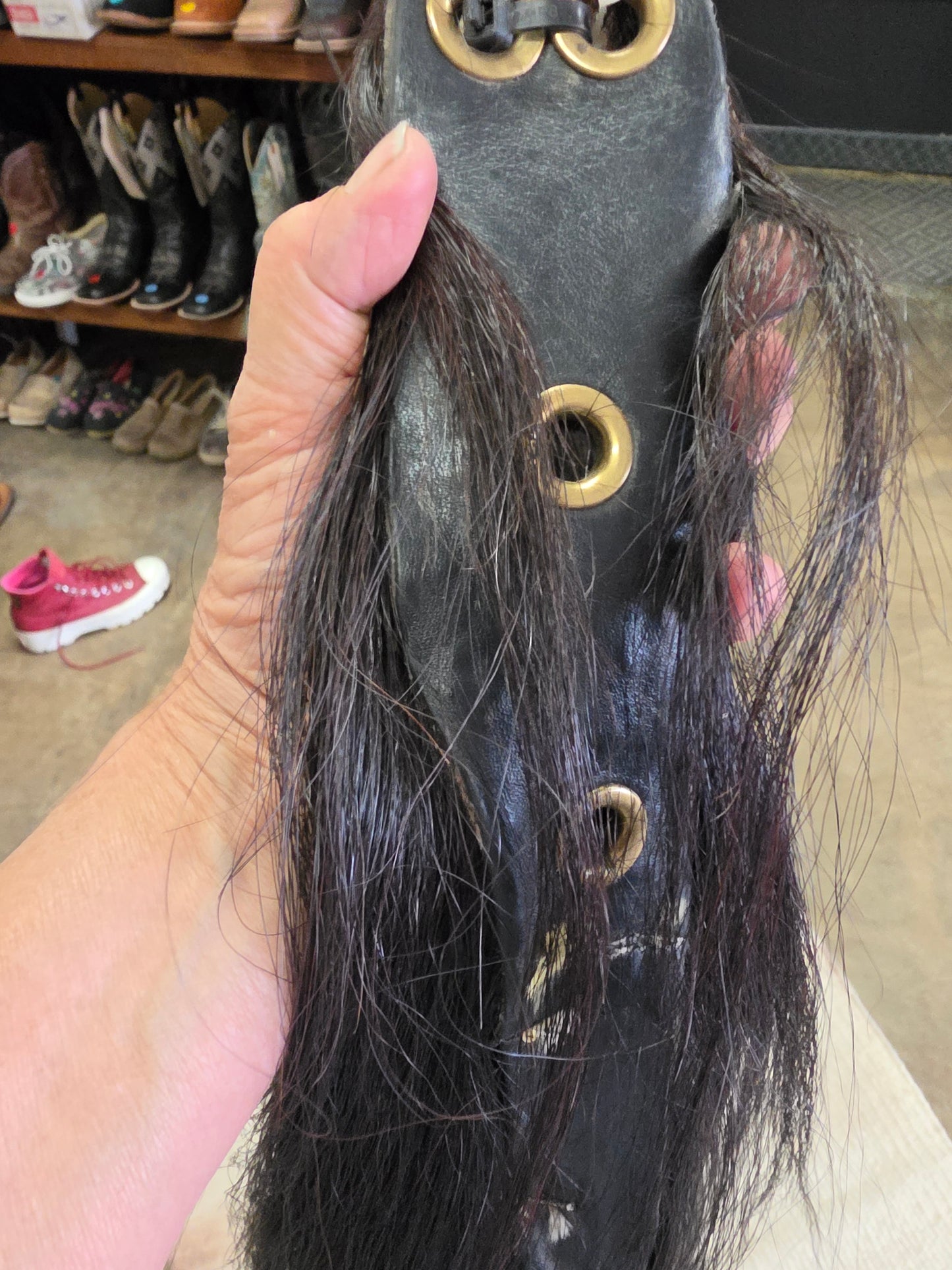 Black Show Tail-Grommet Style