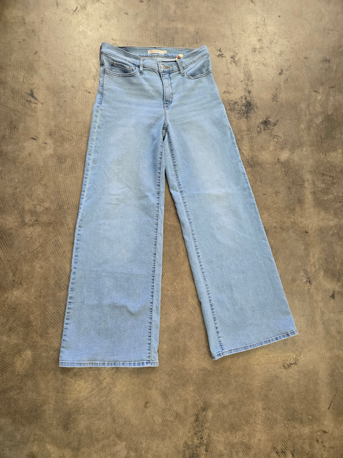 Ladies Wide Leg Levis Jeans                       Light Wash