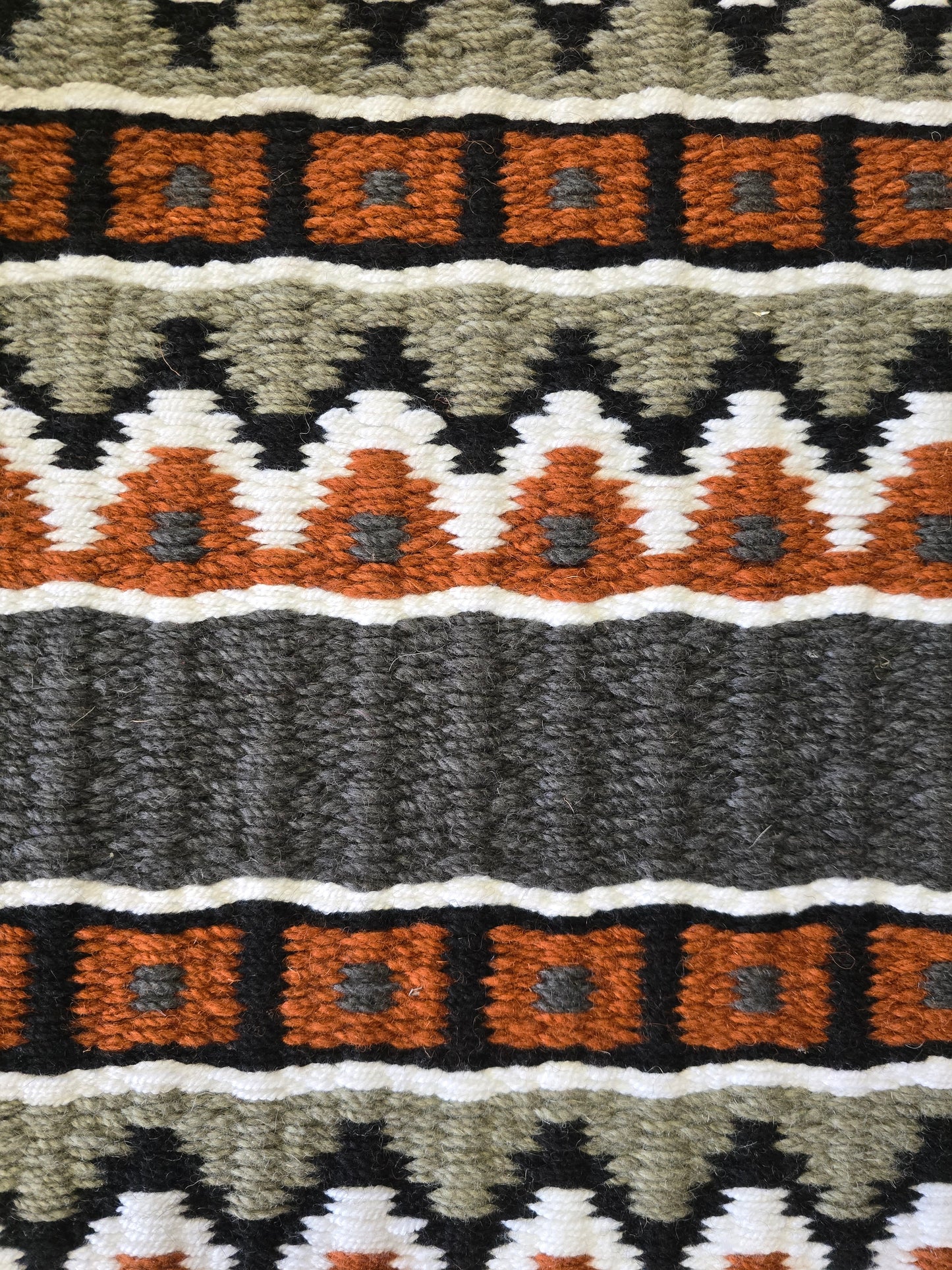 Luxx Show Pad                Rust, Grey, Black, White