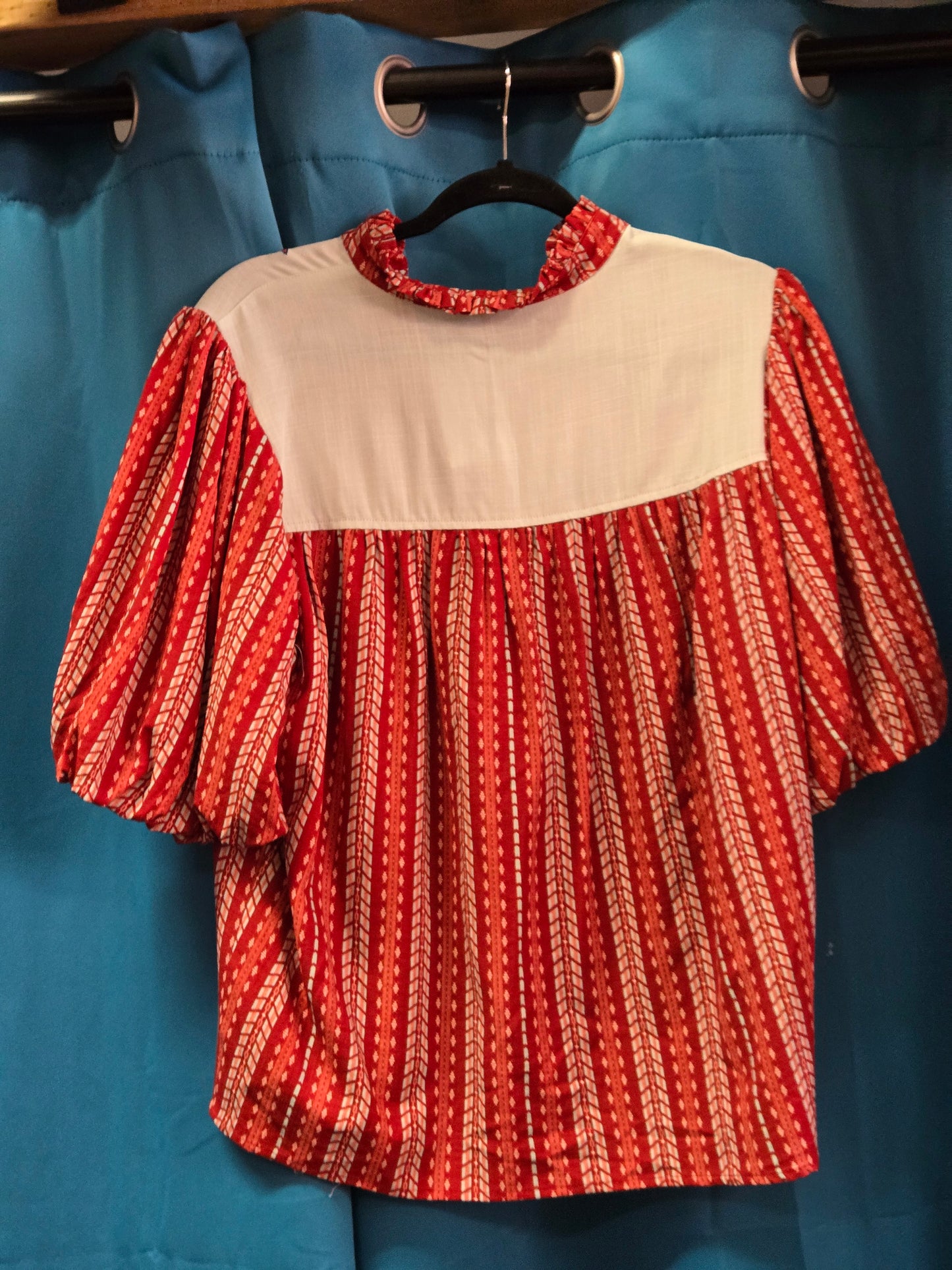 NEW Ladies Red Print Puff Slv.            Floral Details