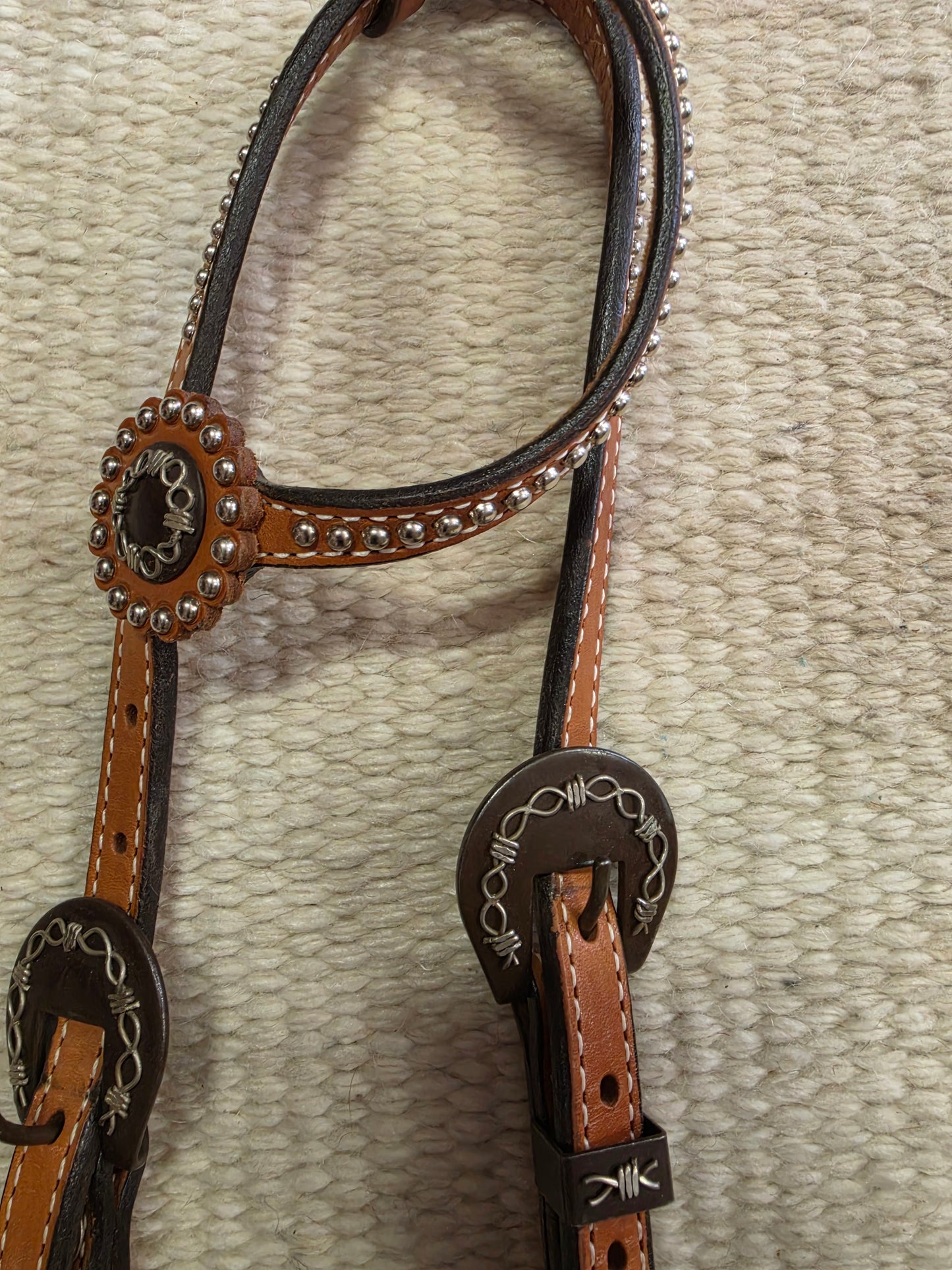 Single Ear-Barb Wire- Dot Details