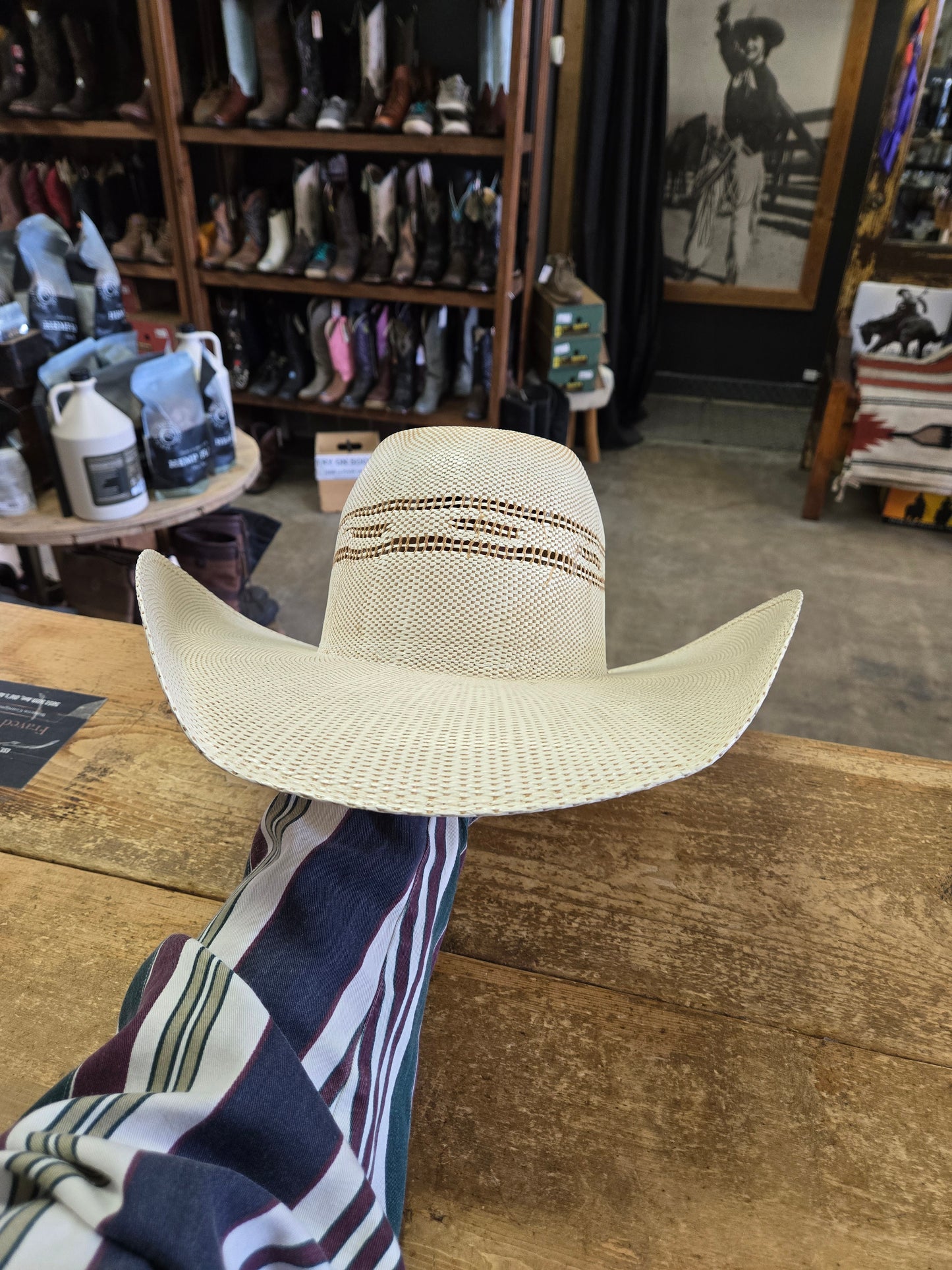 Ariat Straw Hat/ Like NEW                            NO BAND