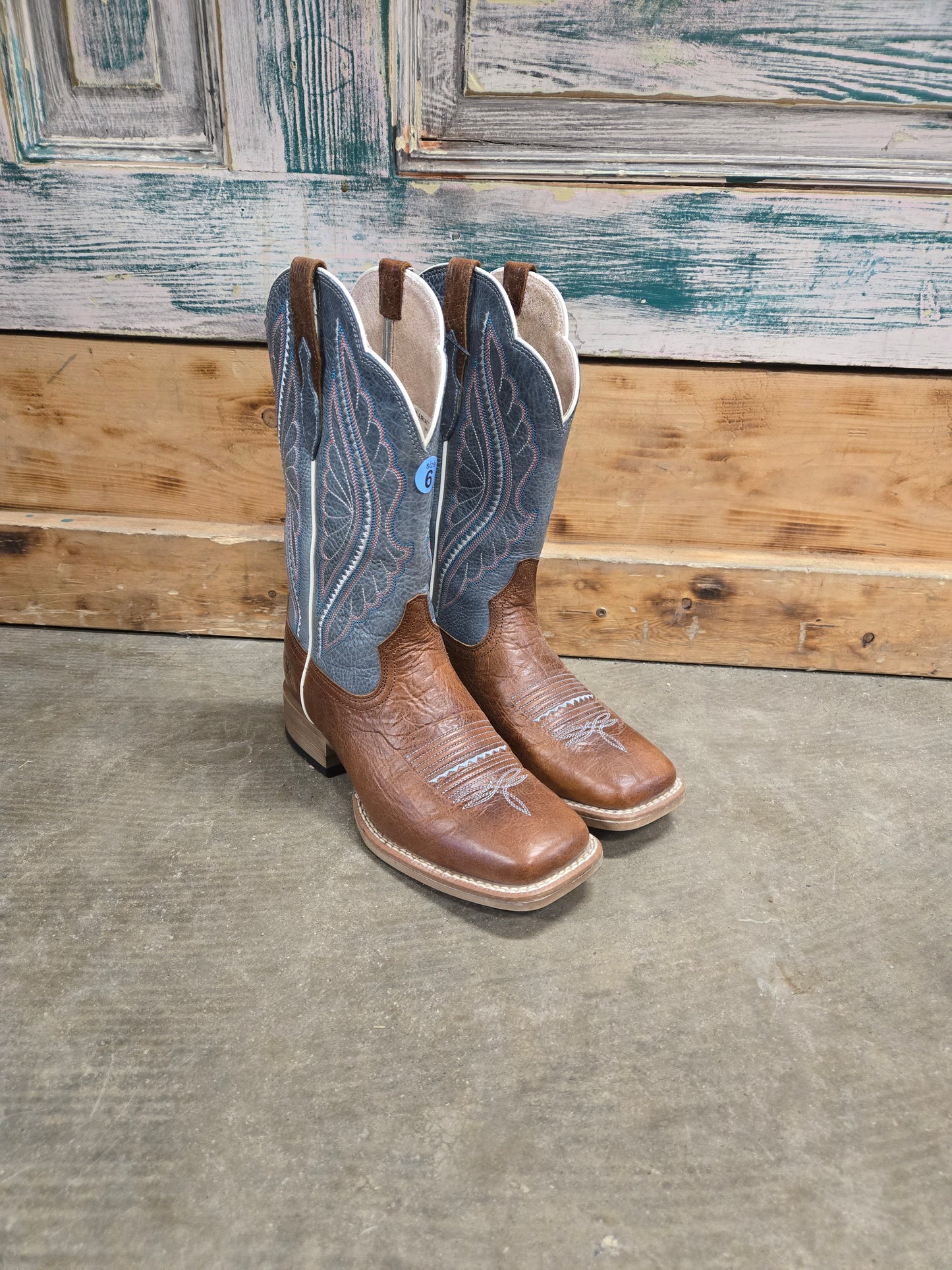 Like NEW Ariat Ladies Boots                Blue top