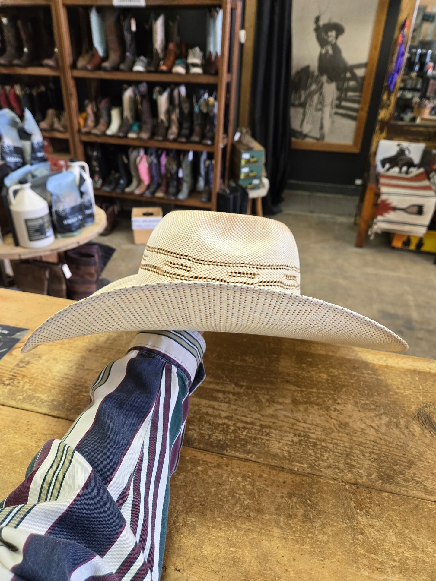 Ariat Straw Hat/ Like NEW                            NO BAND