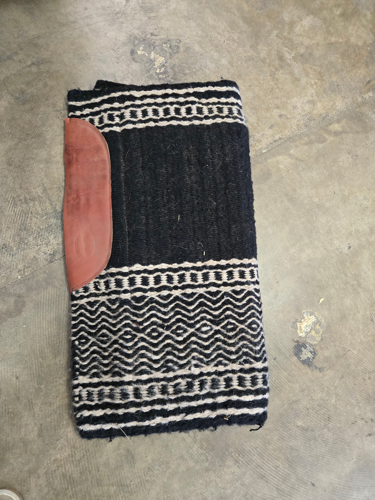 Blk-White Blanket Top                               Felt Pad